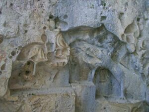 Dračia jaskyňa na ostrove Brač – dračí reliéf vytesaný do skaly v jaskyni Zmajeva špilja