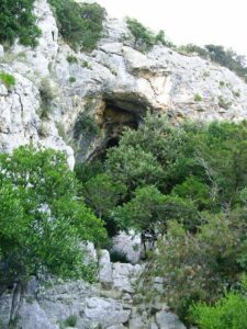 Vstup do Dračej jaskyne pri Murvici na ostrove Brač